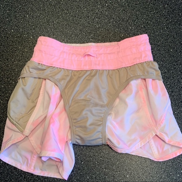 ❌Sold❌ Lululemon Tracker shorts - Picture 3 of 4